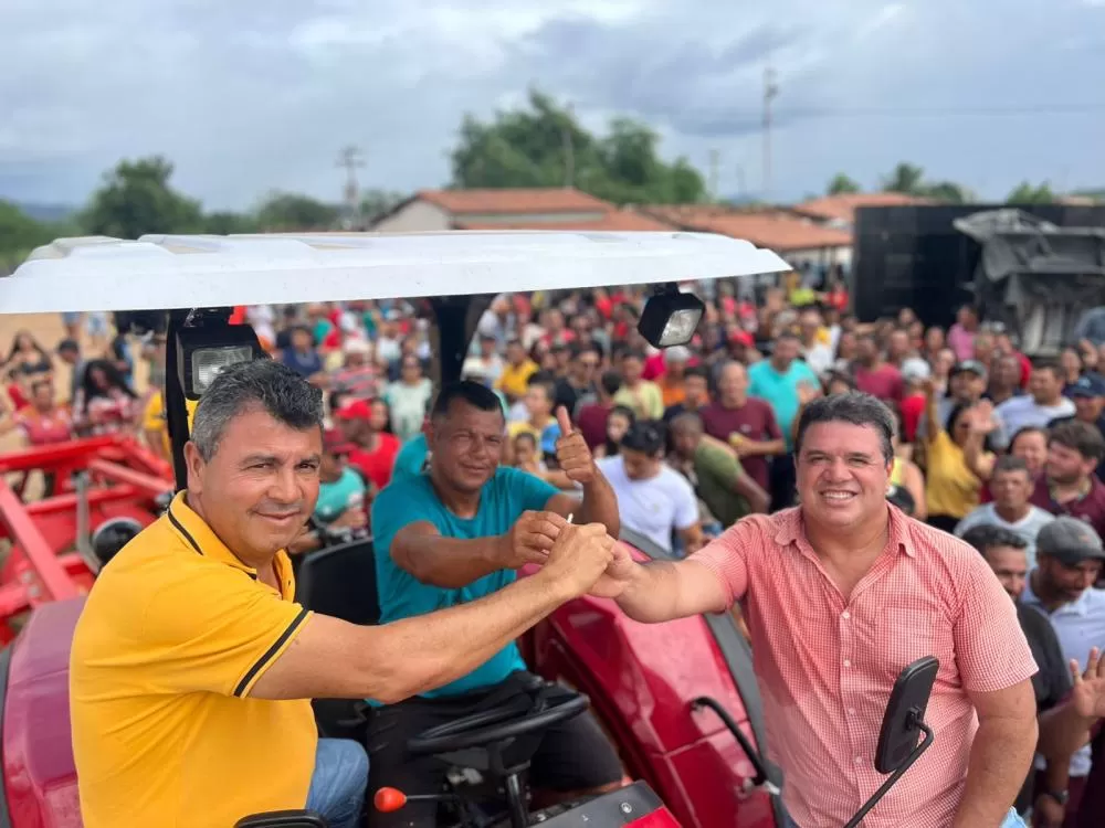 Deputado Marquinho Viana entrega trator agrícola a comunidade rural de Barra da Estiva