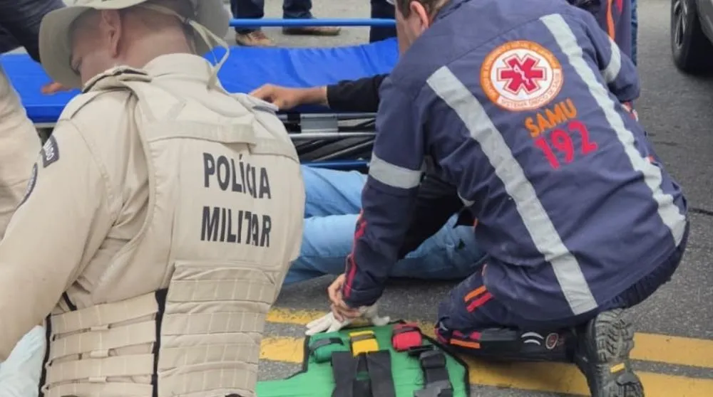 Polícia Rodoviária presta socorro a motociclista após acidente em Vitória da Conquista