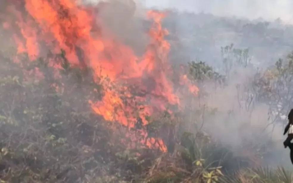 Incêndio de grandes proporções atinge cidade de Ituaçu