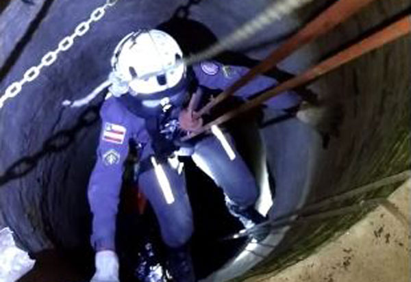  Homem tropeça e cai em fossa de 22 metros de profundidade em Vitória da Conquista