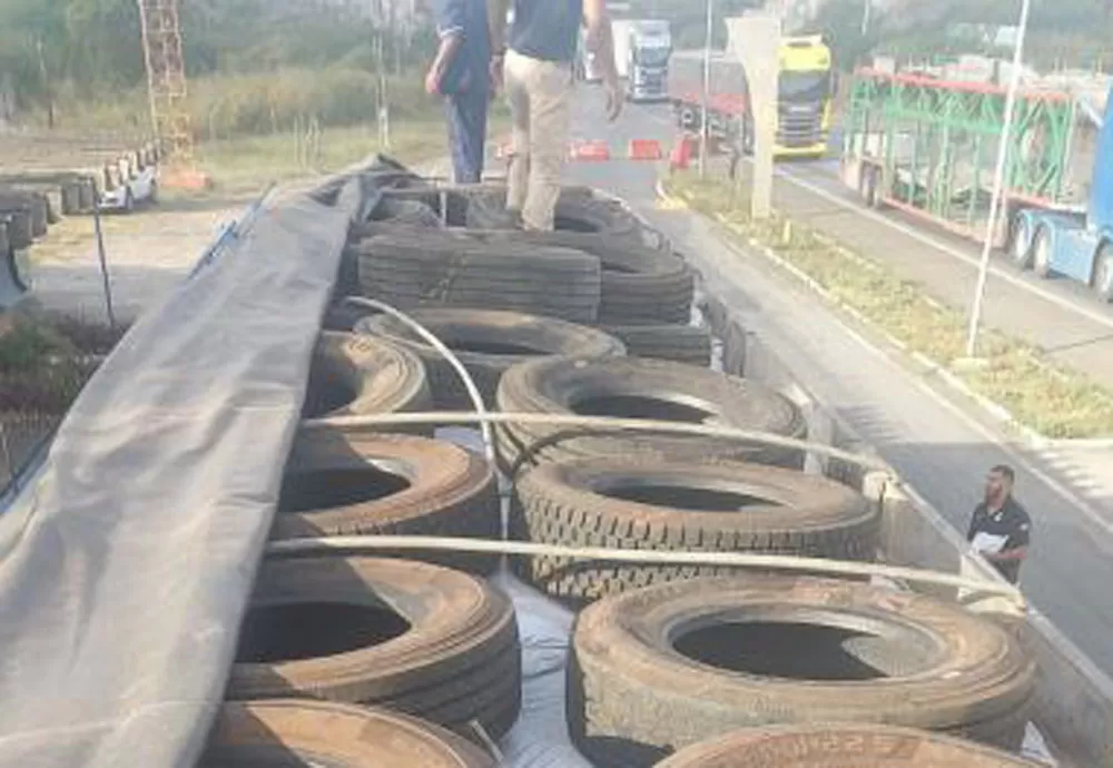 PRF apreende pneus novos sem documentação e transportados em meio a carga de farinha de osso
