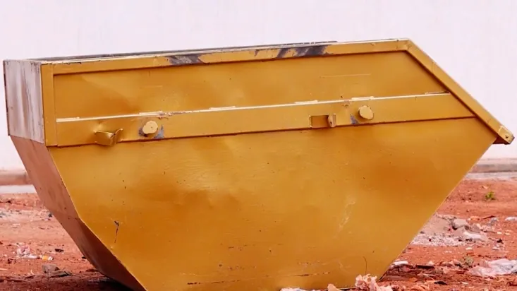 Prefeitura instala vagões de lixo para manter Brumado mais limpa e organizada