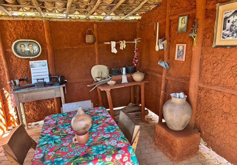 Casa de taipa encanta visitantes no Arraial Kids em Brumado