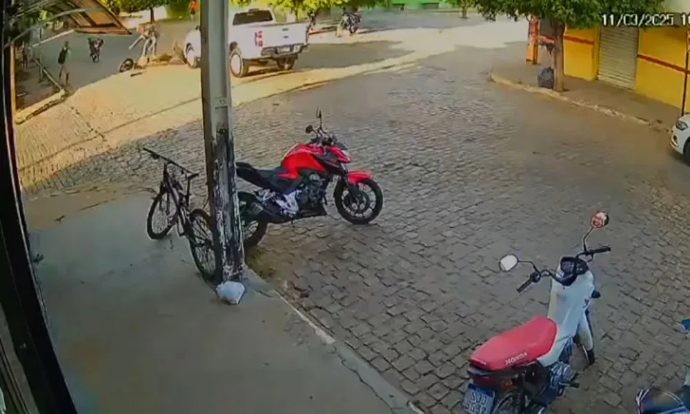 Motociclista fica ferido em acidente no cruzamento da Avenida Dr. Nelson Leal, em Livramento de Nossa Senhora