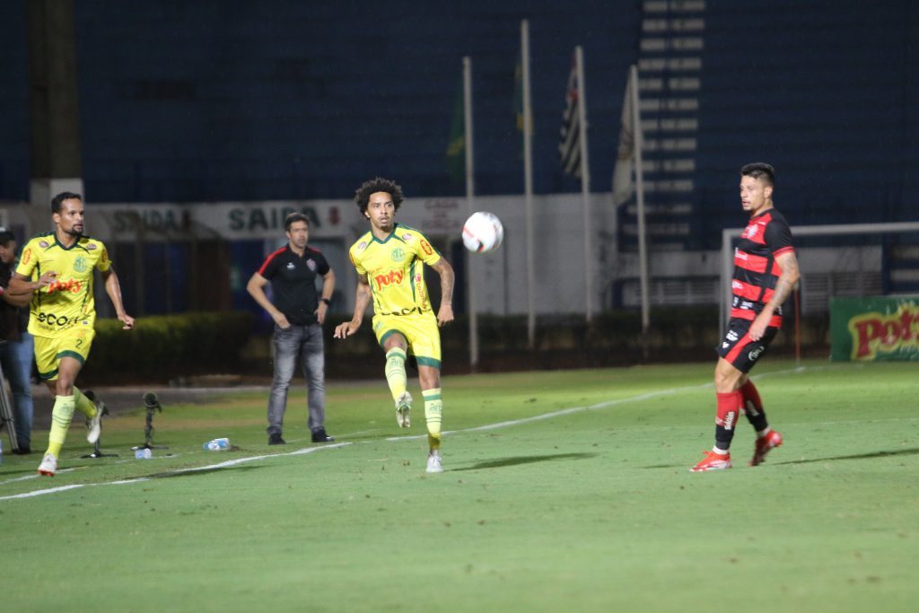 Vitória vence o líder fora de casa e vai decidir a classificação no Barradão