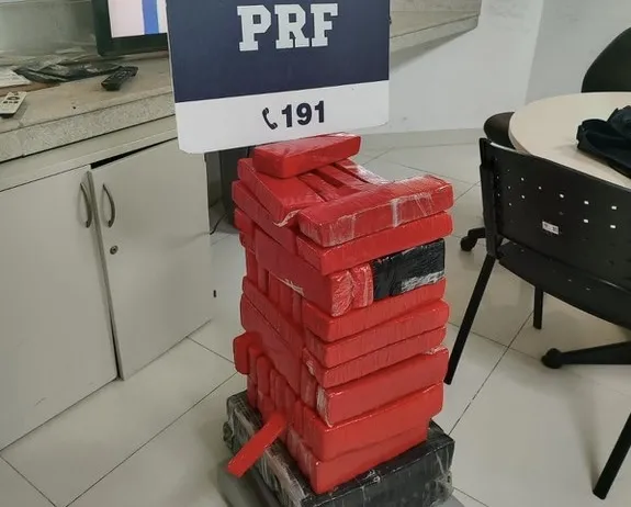 PRF apreende 61 kg de maconha abandonados às margens da BR 116 em Vitória da Conquista