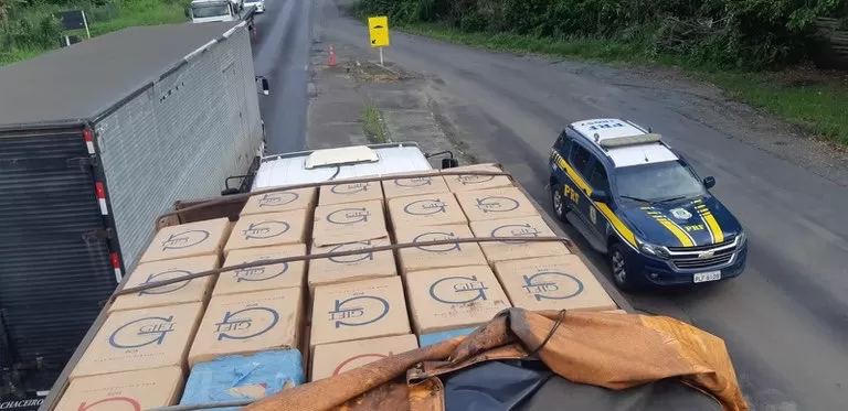 No Sul da Bahia, PRF apreende 425.000 maços de cigarros contrabandeados escondidos em carroceria de caminhão