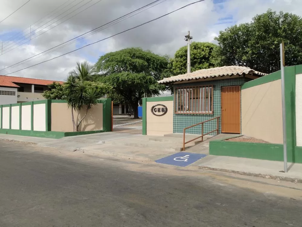 Aluno desfere golpe de faca contra colega em frente ao CEB em Brumado