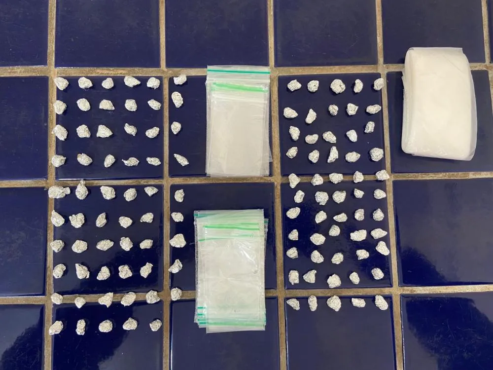 Polícia Militar apreende drogas em residência abandonada no bairro Mercado, em Brumado