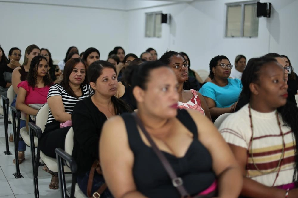 Prefeitura de Brumado dá posse a 33 monitores para atendimento a crianças com deficiência