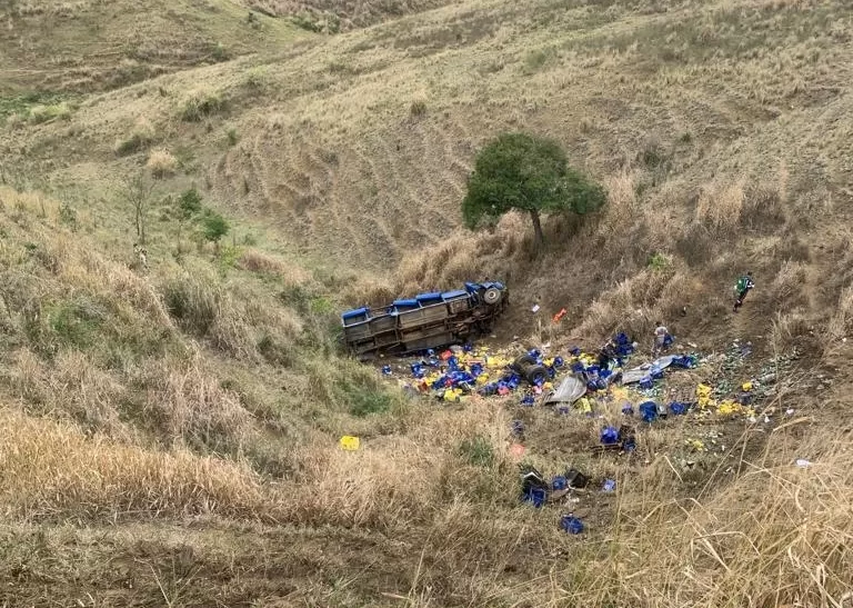 Caminhão de bebidas tomba na Serra do Marçal