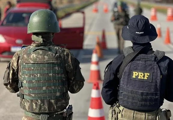 PRF na Bahia presta apoio ao Exército Brasileiro durante exercício militar na BR 101