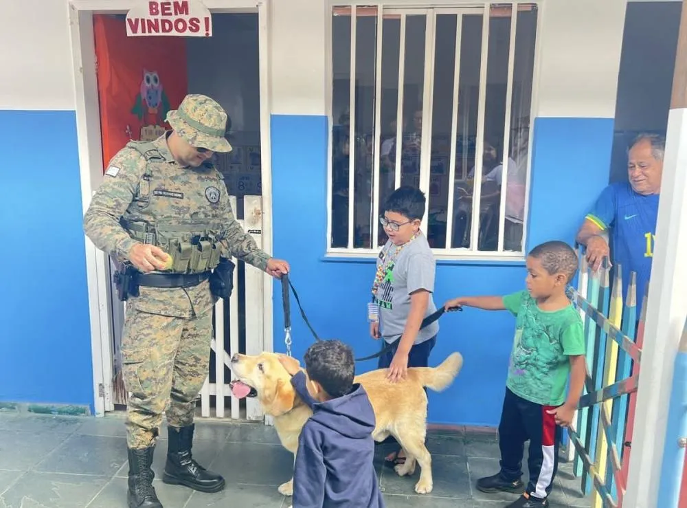 Cães policiais promovem visita terapêutica à Apae em Vitória da Conquista