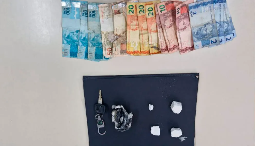 Suspeitos de tráfico são presos pela PM em Guanambi