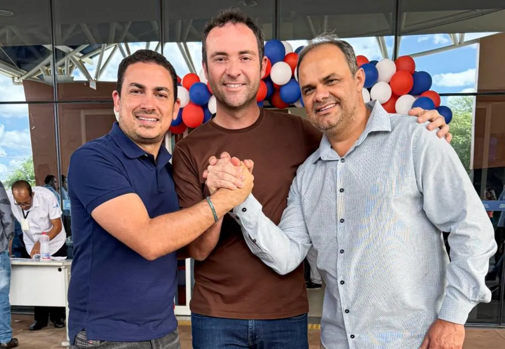 Prefeito Fabrício Abrantes parabeniza reeleição de Phellipe Brito e reforça apoio à gestão da Policlínica Regional de Brumado