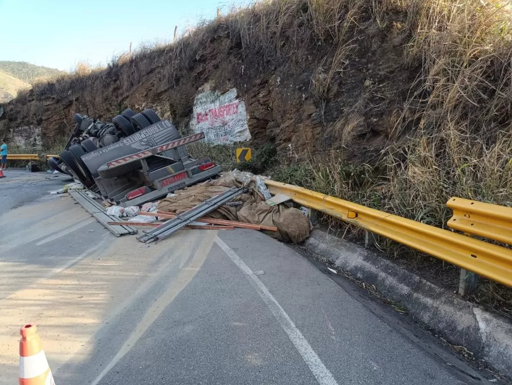 BA-263: Caminhão tomba Serra do Marçal