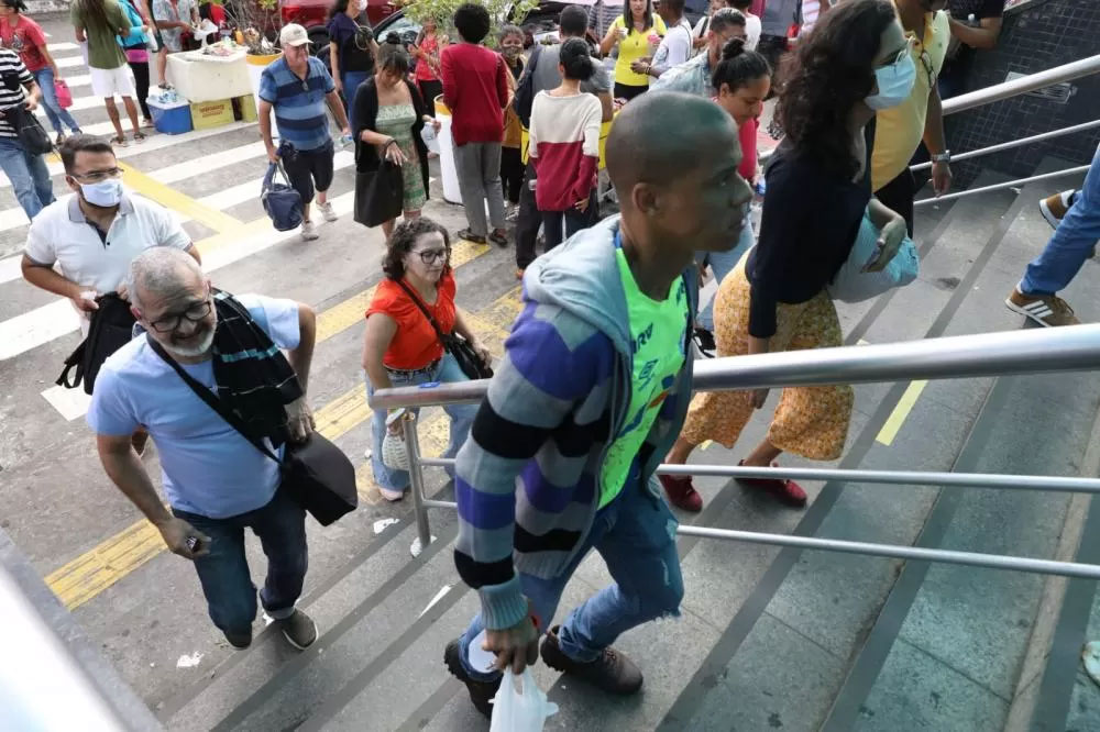 Professores e coordenadores pedagógicos fazem concurso público do Estado