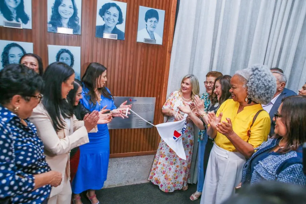 Ivana Bastos reinaugura Galeria homenageando contribuição histórica de deputadas e ex-deputadas 