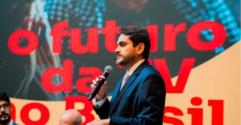 Ministro das Comunicações anuncia novo padrão de TV a partir de 2025, que vai integrar internet e revolucionar transmissão