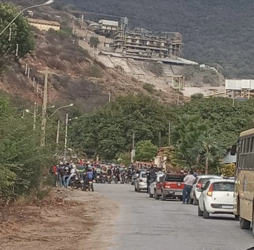 Brumado: Moradores de Pedra Preta realizam protesto pacífico e pedem requalificação de estrada de acesso à RHI Magnesita
