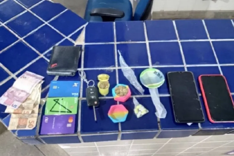 Polícia Militar encerra festa de paredão em Brumado e prende dois homens com drogas