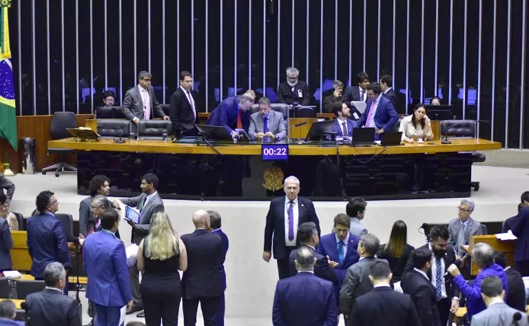 Câmara dos Deputados aprova projeto de lei de taxação para super-ricos