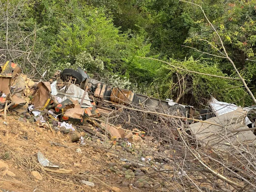 Caminhão carregado com mangas tomba na BA-148, em Livramento; motorista sai ileso