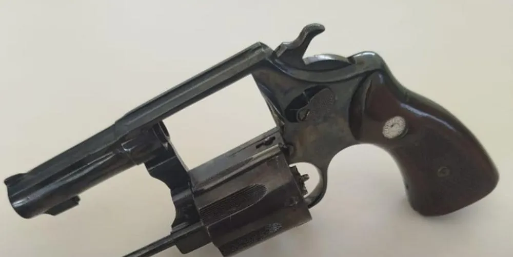 Homem é preso com arma de fogo após denúncia de violência doméstica em Caetité