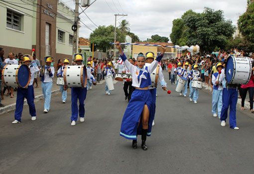 Desfile cívico da Independência levou os brumadenses às ruas no 7 de setembro; veja as fotos