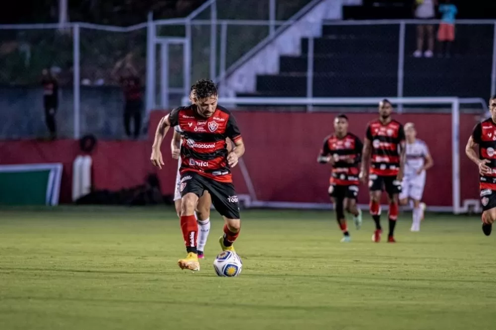 Copa do Nordeste: Vitória sofre gol no acréscimo e cede empate ao Santa Cruz no Barradão