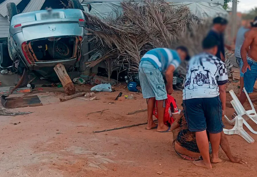 Carro invade comércio e deixa oito feridos em povoado de Macaúbas