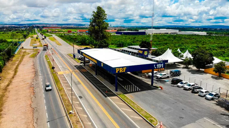 Motorista é preso por agredir, ameaçar e injuriar cidadão no posto da PRF em Vitória da Conquista