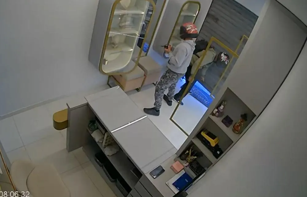 Joalheria é alvo de assalto no centro de Livramento de Nossa Senhora; Polícia Militar realiza buscas pelos suspeitos