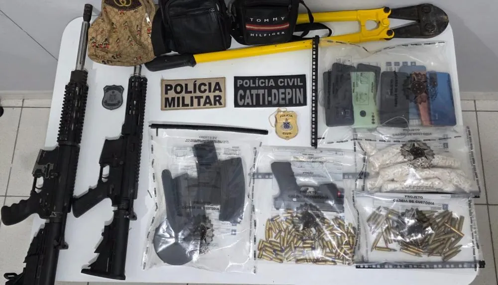 Fuzis, pistola e drogas são apreendidos durante ação integrada em Iguaí