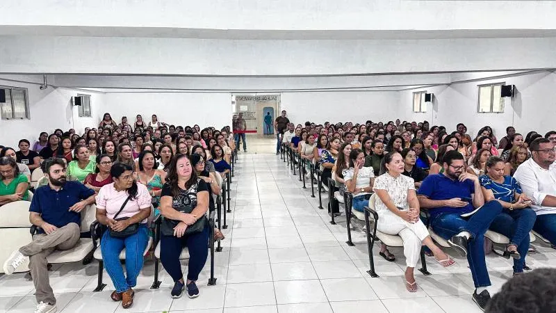 Prefeitura de Brumado dá posse a 223 monitores aprovados em processo seletivo para reforçar a educação municipal