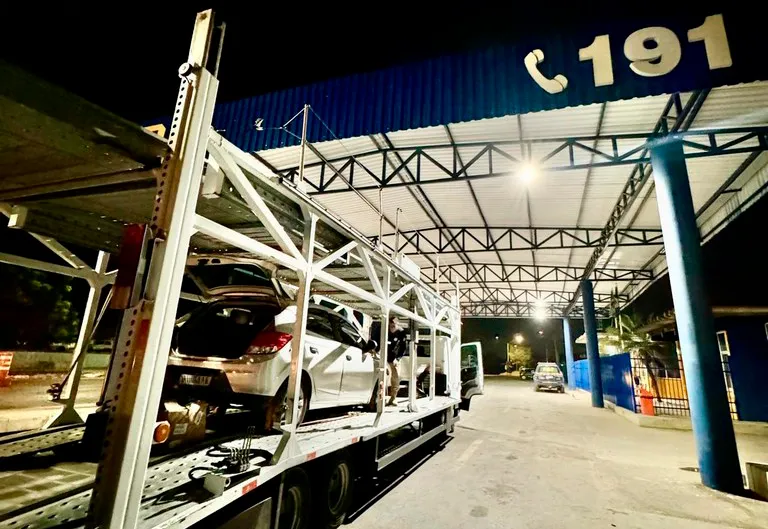 PRF flagra caminhão cegonha transportando veículo roubado em Barreiras (BA)
