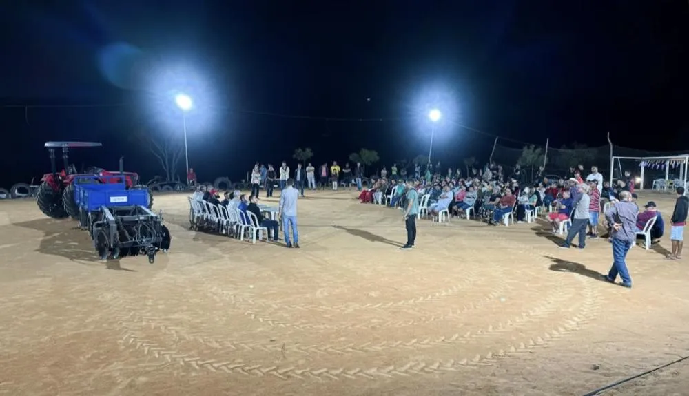Prefeito Fabrício Abrantes entrega trator e implementos agrícolas na Comunidade de Umbuzeiro