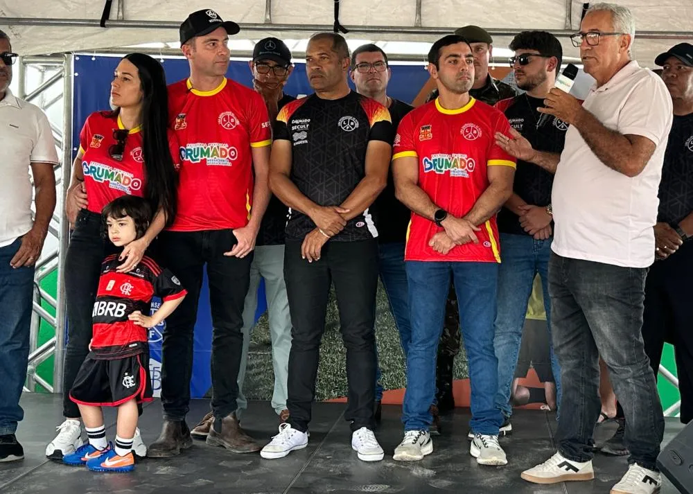 Presidente da Câmara de Brumado, Rubens Araújo celebra estrutura esportiva entregue à comunidade no Gilbertão