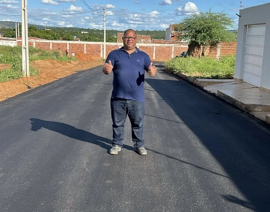 Obras de asfalto no bairro Esconso são iniciadas e recebem destaque do vereador Boca