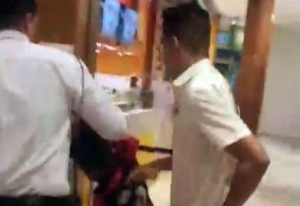 Salvador: segurança do shopping da Bahia tenta impedir cliente de pagar almoço para menino vendedor de doces