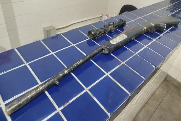 Jovem é detido com epingarda e luneta no Bairro Dr. Juracy em Brumado