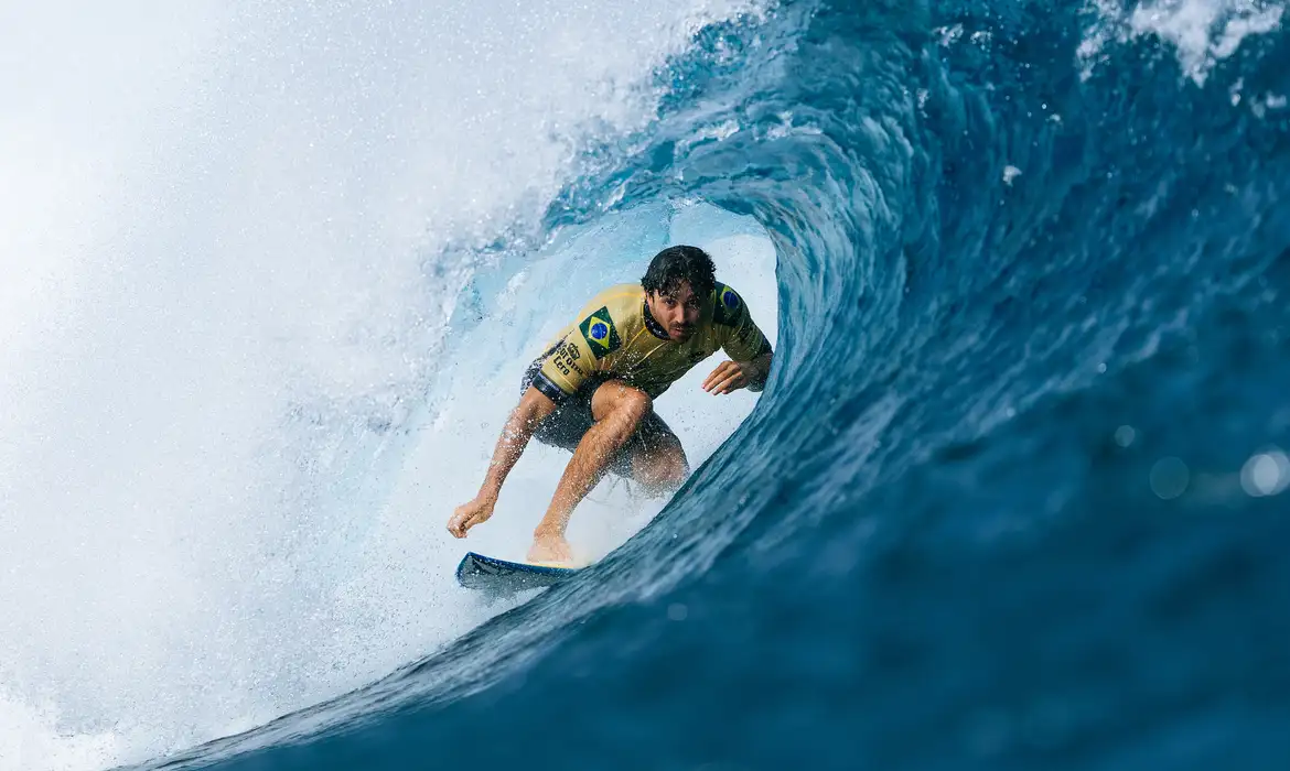 Yago Dora é campeão mundial de surfe profissional