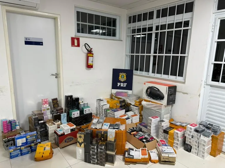 PRF apreende quase 300 smartphones, eletrônicos e perfumes importados em ônibus na BR-116