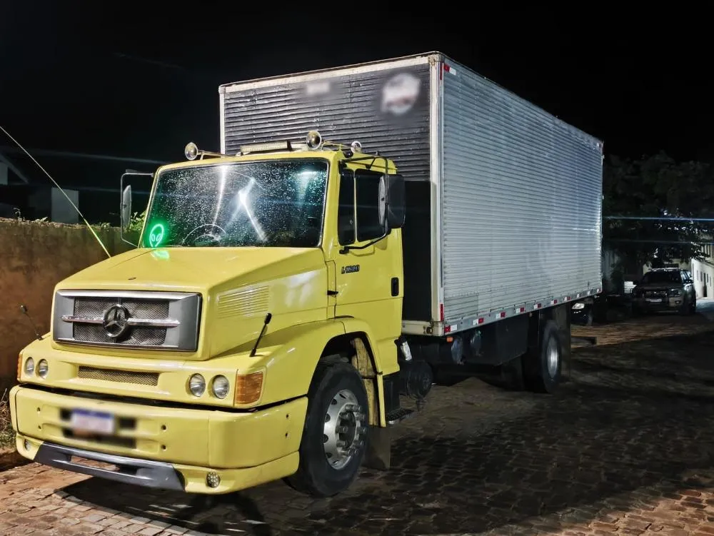 Condutor é flagrado dirigindo caminhão sem CNH, na contramão, embriagado e com drogas em Livramento