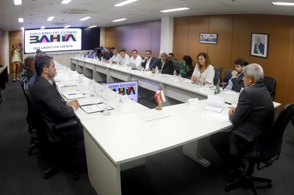 Riacho de Santana recebe ônibus escolar, ambulâncias e investimentos na pavimentação do Governo do Estado