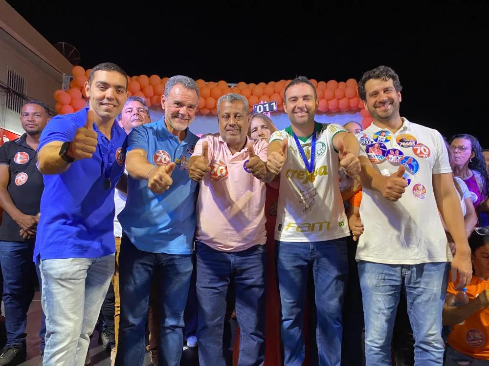 Deputados Daniel Almeida e Manuel Rocha participam de caminhada e comício de Fabrício Abrantes no bairro Olhos D’água, em Brumado