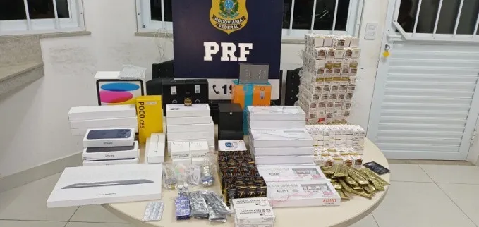 PRF apreende grande quantidade de medicamentos irregulares e eletrônicos em ônibus na BR-116, em Vitória da Conquista