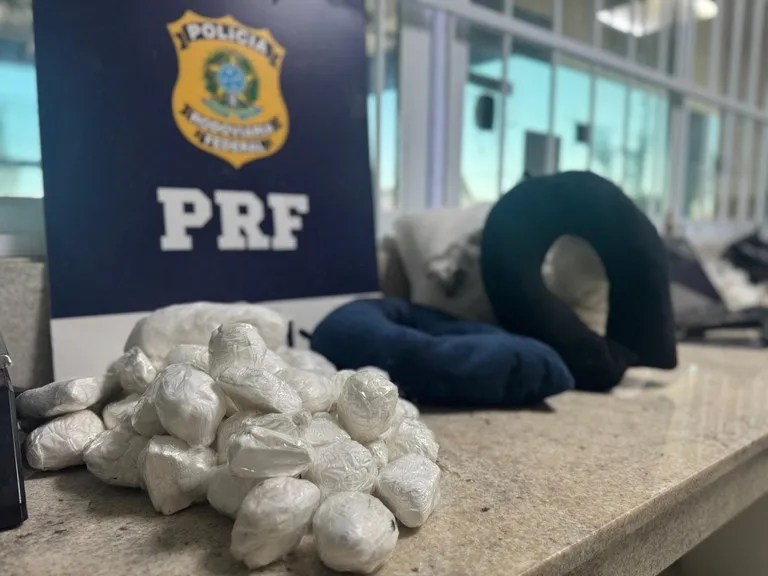 PRF apreende 4,5 kg de cocaína em travesseiros e almofadas na BR-116, em Vitória da Conquista