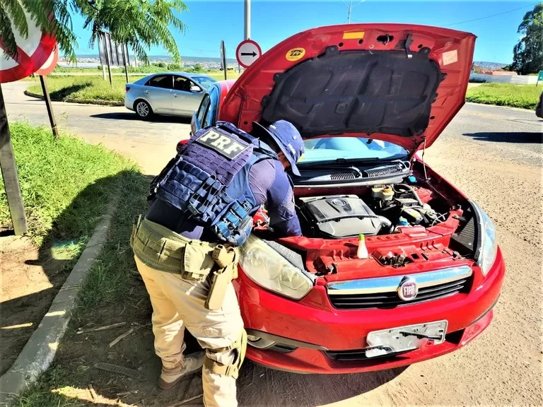 PRF recupera carro roubado ‘rodando’ com placas clonadas em Vitória da Conquista