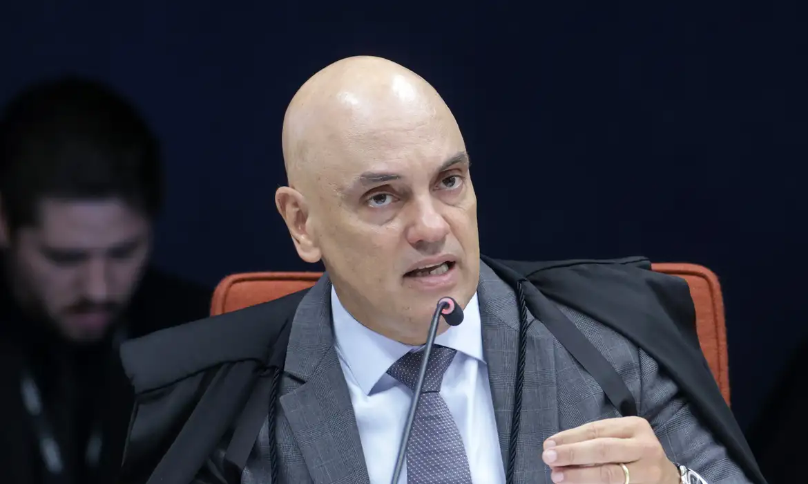 Alexandre de Moraes proíbe visita de presidente do PL a Bolsonaro